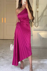Glam Vibes – Maxikleid aus Satin mit One-Shoulder-Träger und seitlichem Cut-out